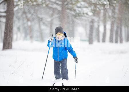 Sci di fondo per bambini nel parco invernale. Foto Stock