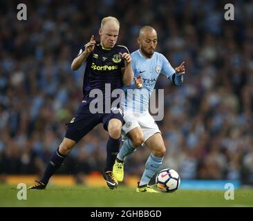 Davy Klaassen di Everton si schiava con David Silva di Manchester City durante la partita della Premier League all'Etihad Stadium di Manchester. Data foto 21 agosto 2017. Il credito dovrebbe essere: Simon Bellis/Sportimage via PA Images Foto Stock