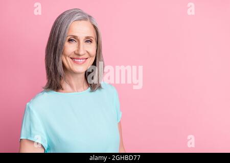 Foto di funky anziano grigio hairdo signora indossare blusa blu isolato su sfondo rosa Foto Stock