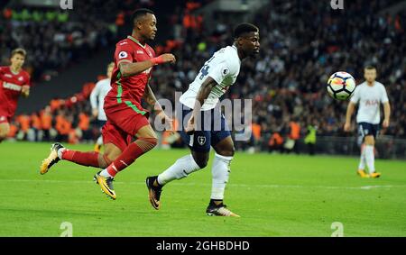 Serge Aurier di Tottenham Hotspur è sfidato da Jordan Ayew di Swansea City nel secondo tempo e il Referee Michael Dean ha fatto il suo gioco durante la partita di campionato al Wembley Stadium di Londra. Data foto 16 settembre 2017. Il credito dovrebbe essere: Robin Parker/Sportimage via PA Images Foto Stock