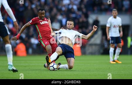 Jordan Ayew di Swansea City è sfidato da Eric Dier di Tottenham Hotspur durante la prima partita di campionato al Wembley Stadium di Londra. Data foto 16 settembre 2017. Il credito dovrebbe essere: Robin Parker/Sportimage via PA Images Foto Stock