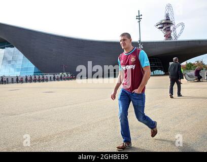 Un fan del West Ham cammina verso il terreno durante la prima partita di campionato al London Stadium, Londra. Data foto 23 settembre 2017. Il credito dovrebbe essere: David Klein/Sportimage via PA Images Foto Stock