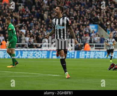 Joselu del Newcastle United festeggia il punteggio durante la prima partita di campionato al St James' Park Stadium, Newcastle upon Tyne. Data foto 1 ottobre 2017. Il credito dovrebbe essere: Jamie Tyerman/Sportimage via PA Images Foto Stock