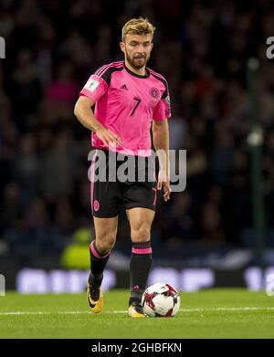 James Morrison di Scozia durante la partita di qualificazione del Gruppo F alla Coppa del mondo all'Hampden Park Stadium di Glasgow. Data foto: 5 ottobre 2017. Il credito dovrebbe essere: Craig Watson/Sportimage via PA Images Foto Stock