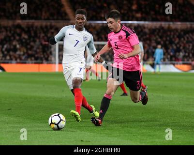 Greg Taylor di Scozia U21Õs in azione con Demarai Grey of England U21Õs durante la partita di qualificazione dell'Under 21 European Championship al Riverside Stadium di Middlesbrough. Data foto 6 ottobre 2017. Il credito dovrebbe essere: Jamie Tyerman/Sportimage via PA Images Foto Stock