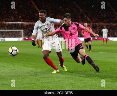 Greg Taylor di Scozia U21Õs in azione con Demarai Grey of England U21Õs durante la partita di qualificazione dell'Under 21 European Championship al Riverside Stadium di Middlesbrough. Data foto 6 ottobre 2017. Il credito dovrebbe essere: Jamie Tyerman/Sportimage via PA Images Foto Stock