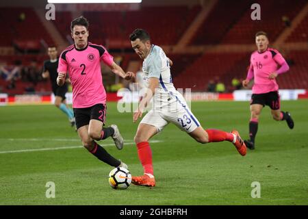 Liam Smith of Scotland U21Õs in azione con Jack Harrison of England U21Õs durante la partita di qualificazione dell'Under 21 European Championship al Riverside Stadium di Middlesbrough. Data foto 6 ottobre 2017. Il credito dovrebbe essere: Jamie Tyerman/Sportimage via PA Images Foto Stock