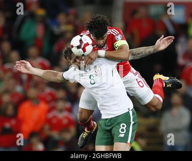 Ashley Williams del Galles si incula con Daryl Murphy della Repubblica d'Irlanda durante la partita di qualificazione del gruppo di coppa del mondo D al Cardiff City Stadium di Cardiff. Data foto 9 ottobre 2017. Il credito dovrebbe essere: David Klein/Sportimage via PA Images Foto Stock