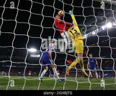 Chris Smalling del Manchester United si dirige come Thibaut Courtois del Chelsea sfida durante la prima partita di campionato allo Stamford Bridge Stadium di Londra. Data foto: 5 novembre 2017. Il credito dovrebbe essere: David Klein/Sportimage via PA Images Foto Stock