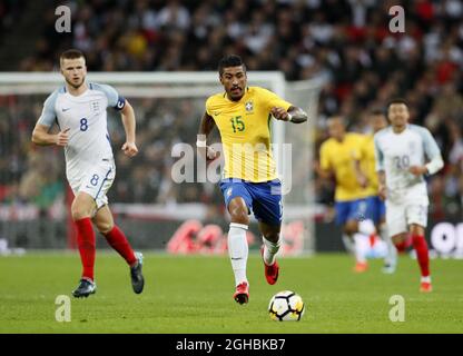 Paulinho del Brasile in azione durante la partita internazionale amichevole al Wembley Stadium, Londra . Data foto: 14 novembre 2017. Il credito dovrebbe essere: David Klein/Sportimage via PA Images Foto Stock