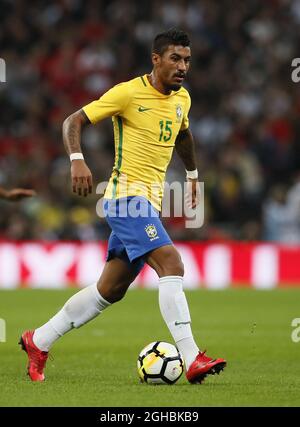 Paulinho del Brasile in azione durante la partita internazionale amichevole al Wembley Stadium, Londra . Data foto: 14 novembre 2017. Il credito dovrebbe essere: David Klein/Sportimage via PA Images Foto Stock