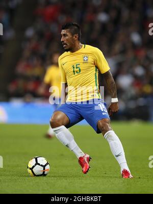 Paulinho del Brasile in azione durante la partita internazionale amichevole al Wembley Stadium, Londra . Data foto: 14 novembre 2017. Il credito dovrebbe essere: David Klein/Sportimage via PA Images Foto Stock