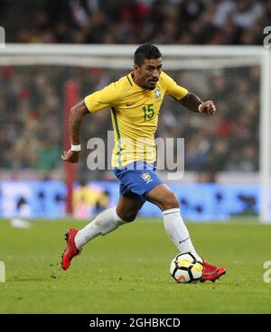 Paulinho del Brasile in azione durante la partita internazionale amichevole al Wembley Stadium, Londra . Data foto: 14 novembre 2017. Il credito dovrebbe essere: David Klein/Sportimage via PA Images Foto Stock