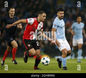 Sergio Aguero di Manchester City si incula con Jens Toornstra di Feyenoord durante la partita di campionato dei campioni all'Etihad Stadium di Manchester. Data foto: 21 novembre 2017. Il credito dovrebbe essere: Andrew Yates/Sportimage via PA Images Foto Stock