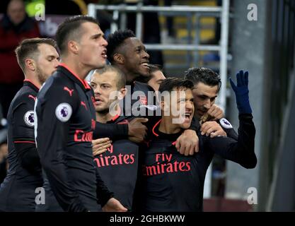 Alexis Sanchez (centro principale) dell'Arsenal festeggia con i suoi compagni di squadra dopo che ha ottenuto il primo goal ai lati da una penalità durante la partita di campionato di primo livello al Turf Moor Stadium di Burnley. Data foto 26 novembre 2017. Il credito dell'immagine dovrebbe leggere: Clint Hughes/Sportimage via PA Images Foto Stock