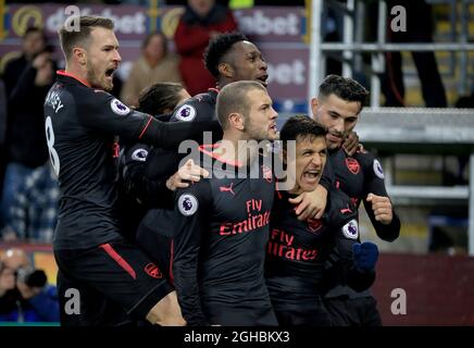 Alexis Sanchez (centro principale) dell'Arsenal festeggia con i suoi compagni di squadra dopo che ha ottenuto il primo goal ai lati da una penalità durante la partita di campionato di primo livello al Turf Moor Stadium di Burnley. Data foto 26 novembre 2017. Il credito dell'immagine dovrebbe leggere: Clint Hughes/Sportimage via PA Images Foto Stock