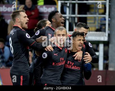 Alexis Sanchez (centro principale) dell'Arsenal festeggia con i suoi compagni di squadra dopo che ha ottenuto il primo goal ai lati da una penalità durante la partita di campionato di primo livello al Turf Moor Stadium di Burnley. Data foto 26 novembre 2017. Il credito dell'immagine dovrebbe leggere: Clint Hughes/Sportimage via PA Images Foto Stock