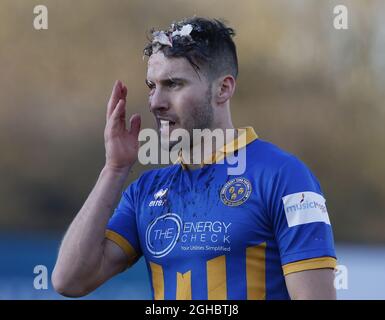 Mat Sadler della città di Shjrewsbury spargendo il sangue per la causa durante la partita di fa Cup del terzo turno al New Gay Meadow Stadium, Shrewsbury. Data foto 7 gennaio 2018. Il credito dovrebbe essere: Simon Bellis/Sportimage via PA Images Foto Stock