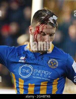 Mat Sadler della città di Shjrewsbury spargendo il sangue per la causa durante la partita di fa Cup del terzo turno al New Gay Meadow Stadium, Shrewsbury. Data foto 7 gennaio 2018. Il credito dovrebbe essere: Simon Bellis/Sportimage via PA Images Foto Stock