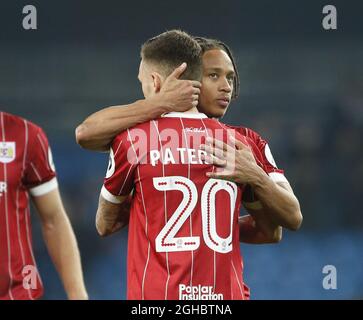 Il marcatore Bobby Reid di Bristol City abbraccia Jamie Paterson di Bristol City durante la partita di prima tappa semifinale della EFL Cup all'Etihad Stadium di Manchester. Data foto 9 gennaio 2018. Il credito dovrebbe essere: Simon Bellis/Sportimage via PA Images Foto Stock