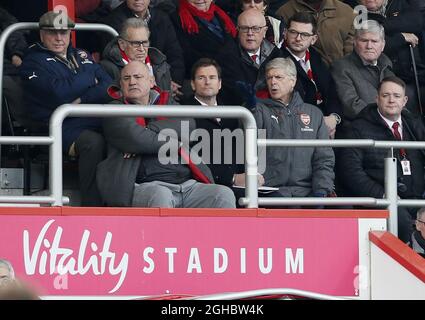 Arsene Wenger manager di Arsenal (3r) guarda la partita con l'ex giocatore e ora allenatore Jens Lehmann (2R) durante la prima partita di campionato al Vitality Stadium, Bournemouth. Data foto 14 gennaio 2018. Il credito dovrebbe essere: David Klein/Sportimage via PA Images Foto Stock