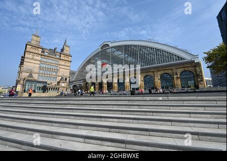 Il piazzale della stazione di Liverpool Lime Street il 6 settembre 2021. Foto Stock