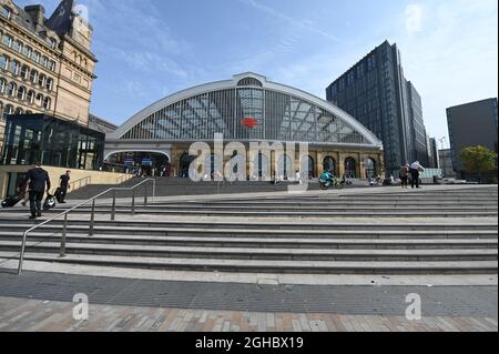 Il piazzale della stazione di Liverpool Lime Street il 6 settembre 2021. Foto Stock