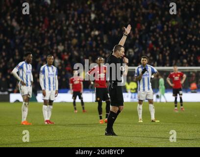 I giocatori si aggrappano mentre Referee Kevin Friend governa Juan Mata del Manchester United Goal offside dopo aver rinviato al VAR durante la quinta partita di fa Cup al John Smiths' Stadium, Huddersfield . Data foto 17 Febbraio, 2018. Il credito dovrebbe essere: Simon Bellis/Sportimage via PA Images Foto Stock