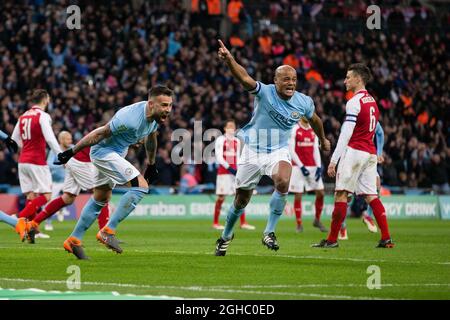 Vincent Kompany di Manchester City festeggia il punteggio durante la finale della Coppa Carabao al Wembley Stadium di Londra. Data foto 25 febbraio 2018. Il credito d'immagine dovrebbe essere: Charlie Forgahm-Bailey/Sportimage via PA Images Foto Stock