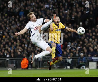 Harry Kane di Tottenham si inonda con Giorgino Chiellini della Juventus durante la partita del Champions League Round del 16 al Wembley Stadium di Londra. Data foto: 7 marzo 2018. Il credito dovrebbe essere: David Klein/Sportimage via PA Images Foto Stock