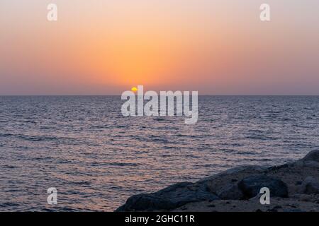 Semplice tramonto dorato sul Golfo di Dubai, Emirati Arabi Uniti, visto da Bluewaters Island. Foto Stock