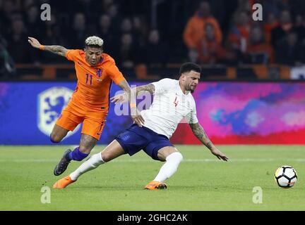 Patrick Van Aanholt di Netherland si infonderà con Kyle Walker in Inghilterra durante la partita internazionale alla Amsterdam Arena di Amsterdam. Data foto: 23 marzo 2018. Il credito dovrebbe essere: David Klein/Sportimage via PA Images Foto Stock