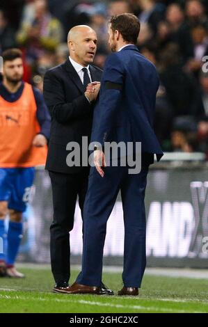 Direttore italiano Luigi di Biagio e inglese Gareth Southgate dopo la partita internazionale amichevole al Wembley Stadium di Londra. Data foto 27 marzo 2018. Il credito d'immagine dovrebbe leggere: Charlie Forgham-Bailey/Sportimage via PA Images Foto Stock