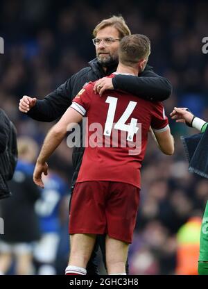 Liverpool Manager Jurgen Klopp e Jordan Henderson di Liverpoolal termine della partita di campionato al Goodison Park Stadium di Liverpool. Data foto 7 aprile 2018. Il credito dovrebbe essere: Robin Parker/Sportimage via PA Images Foto Stock