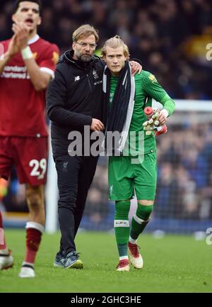 Il direttore di Liverpool, Jurgen Klopp e il portiere di Liverpool, Loris Karius, alla fine della prima partita di campionato al Goodison Park Stadium di Liverpool. Data foto 7 aprile 2018. Il credito dovrebbe essere: Robin Parker/Sportimage via PA Images Foto Stock