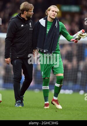 Il direttore di Liverpool, Jurgen Klopp e il portiere di Liverpool, Loris Karius, alla fine della prima partita di campionato al Goodison Park Stadium di Liverpool. Data foto 7 aprile 2018. Il credito dovrebbe essere: Robin Parker/Sportimage via PA Images Foto Stock