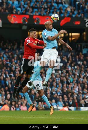 Chris Smering del Manchester United sfida Vincent Kompany di Manchester City durante la prima partita di campionato all'Etihad Stadium di Manchester. Data foto 7 aprile 2018. Il credito dovrebbe essere: Simon Bellis/Sportimage via PA Images Foto Stock