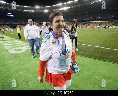 Cristiano Ronaldo della mamma del Real Madrid Maria Dolores dos Santos Aveiro con la medaglia dei vincitori durante la partita finale della UEFA Champions League allo stadio NSK Olimpiyskiy di Kiev. Data foto 26 maggio 2018. Il credito dovrebbe essere: David Klein/Sportimage via PA Images Foto Stock