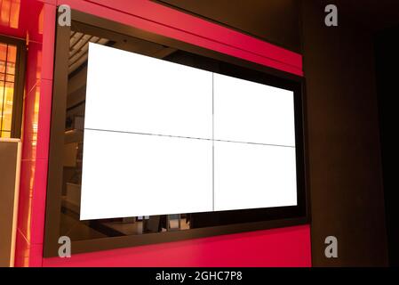 Mostra mockup nel centro commerciale. Cartellone multimediale moderno Foto Stock