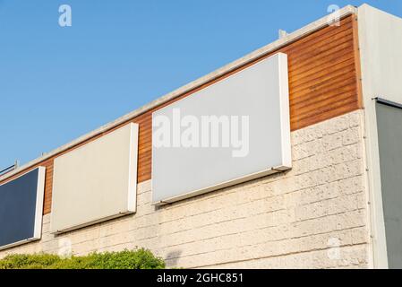 Cartelloni vuoti sull'edificio per mockup, presentazione di campagne pubblicitarie Foto Stock