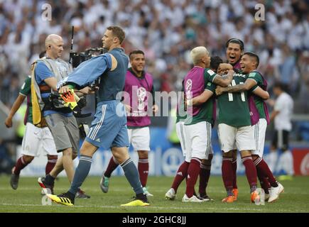 Manuel Neuer, tedesco, si avvicina mentre i giocatori messicani festeggiano durante la partita della Coppa del mondo FIFA 2018 Group F allo stadio Luzhniki di Mosca. Data foto 17 giugno 2018. Il credito dovrebbe essere: David Klein/Sportimage via PA Images Foto Stock