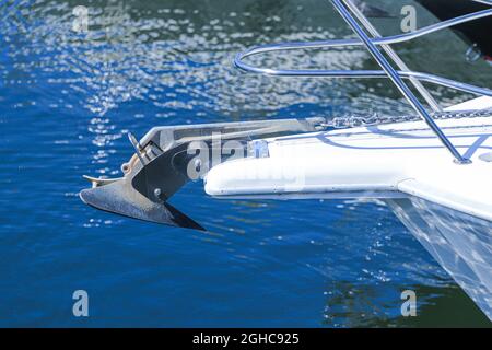 Arco di uno yacht con ancora Foto Stock