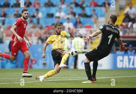 Eden Hazard of Belgium fa un giro a Farouk ben Mustapha in Tunisia per segnare il quarto gol durante la partita di Coppa del mondo FIFA 2018 del Gruppo G allo stadio Spartak di Mosca. Data foto 23 giugno 2018. Il credito dovrebbe essere: David Klein/Sportimage via PA Images Foto Stock