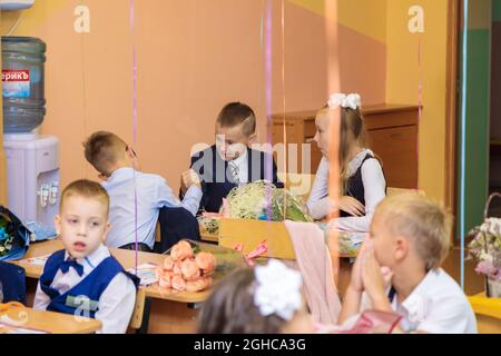 Due primi livellatori stanno gridando nelle loro braccia. Scuola, giorno della conoscenza. Mosca, Russia, 1 settembre 2021 Foto Stock