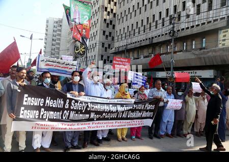 I membri della National Trade Union Federation Pakistan (NTUF) stanno organizzando un raduno di celebrazioni per rendere omaggio alla Guerra di Ghasi e Shuhada del 06 settembre 1965 e per esprimere solidarietà al popolo Kashmiri in occasione della Giornata della Difesa del Pakistan, che si è tenuta lunedì 06 settembre 2021 presso il club stampa di Karachi. Foto Stock