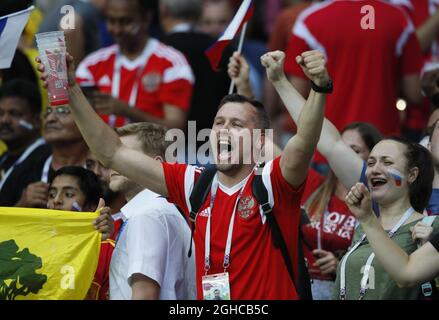 I fan della Russia festeggiano la vittoria durante la partita della Coppa del mondo FIFA 2018 Round of 16 allo stadio Luzhniki di Mosca. Data foto 1 luglio 2018. Il credito dovrebbe essere: David Klein/Sportimage via PA Images Foto Stock