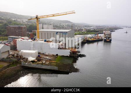 Greenock, Scozia, Regno Unito. 6 settembre 2021. NELLA FOTO: Vista dei droni guardando dall'alto del traghetto Caledonian MacBrayne, chiamato, Glen Sannox traghetto che è ancora in fase di fabbricazione nel cantiere navale Ferguson. Molte polemiche hanno nuovamente circondato il progetto con il governo scozzese sotto fuoco, dato che il traghetto è stato ritardato e ha superato il bilancio. Credit: Colin Fisher/Alamy Live News Foto Stock