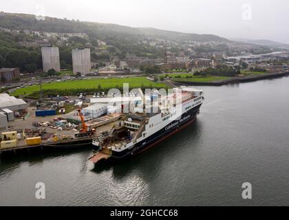 Greenock, Scozia, Regno Unito. 6 settembre 2021. NELLA FOTO: Vista dei droni guardando dall'alto del traghetto Caledonian MacBrayne, chiamato, Glen Sannox traghetto che è ancora in fase di fabbricazione nel cantiere navale Ferguson. Molte polemiche hanno nuovamente circondato il progetto con il governo scozzese sotto fuoco, dato che il traghetto è stato ritardato e ha superato il bilancio. Credit: Colin Fisher/Alamy Live News Foto Stock