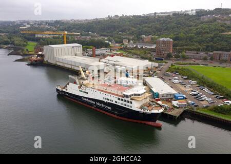 Greenock, Scozia, Regno Unito. 6 settembre 2021. NELLA FOTO: Vista dei droni guardando dall'alto del traghetto Caledonian MacBrayne, chiamato, Glen Sannox traghetto che è ancora in fase di fabbricazione nel cantiere navale Ferguson. Molte polemiche hanno nuovamente circondato il progetto con il governo scozzese sotto fuoco, dato che il traghetto è stato ritardato e ha superato il bilancio. Credit: Colin Fisher/Alamy Live News Foto Stock