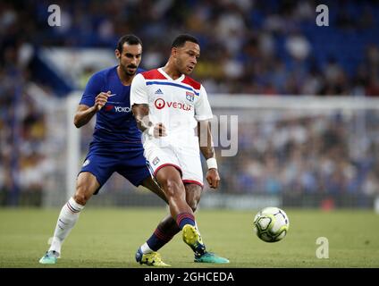 Davide Zappacosta di Chelsea si insaporita con il Memphis Depay di Lione durante la partita di prima stagione allo Stamford Bridge Stadium di Londra. Data foto 7 agosto 2018. Il credito dovrebbe essere: David Klein/Sportimage via PA Images Foto Stock